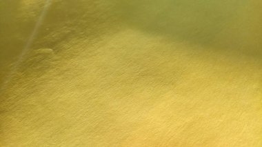 Kağıt ya da kumaş parçası parlak sarıdır. Yakın plan. Hafifçe katlanmış çarşaf. Hafif eğim ve vurgulanmış kabataslak yüzey dokusu. Geçmiş ya da ürün örneği. Güneşli, neşeli sarı