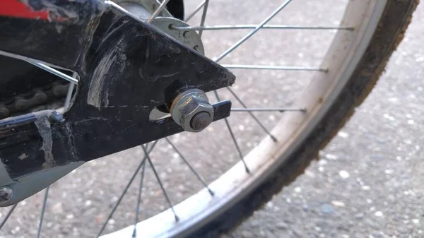 Велосипедне колесо сталеві спиці і центральне колесо кріплення до рами велосипеда крупним планом. Горілка на затвор. Металеві деталі якісно зібрані в виріб. Глина і бруд приєднані до гумової шини — стокове фото