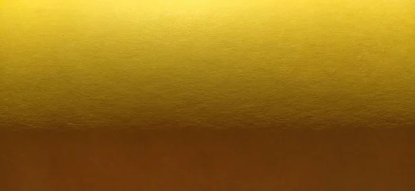 Das Papier oder Stoffmaterial ist leuchtend gelb. Nahaufnahme. leicht gefaltetes Blatt. leichter Verlauf und akzentuierte raue Oberflächentextur. Hintergrund oder Produktmuster. sonniges fröhliches Gelb — Stockfoto