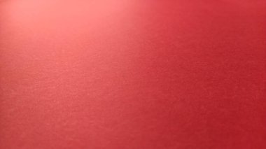 Güzel, kırmızı, parlak arka plan. Işığa göre renk eğimine bağlı. Düz olmayan kırmızı bir kağıt. Doğal ışıkla renklendirilmiş. Renkli kağıdın bir parçası. Parlak bir ışık..