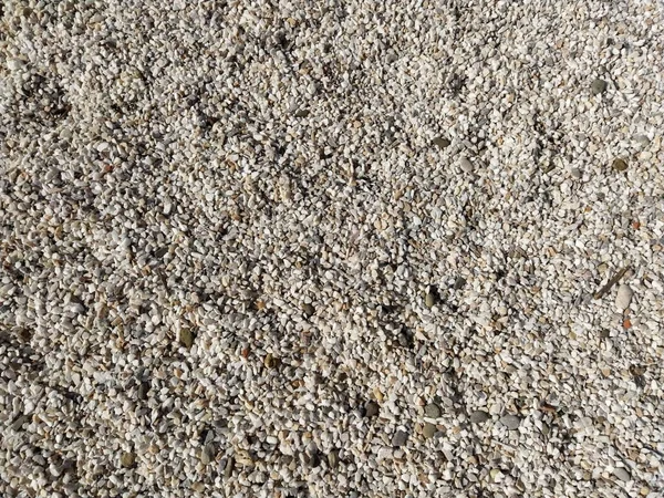 白色小卵石或装饰砂砾 自然光 粗糙的石头表面的质感 — 图库照片