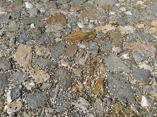 Pavimento Pavimentado Con Piedras Grises Marrones Naturales Desiguales Entre Adoquines —  Fotos de Stock
