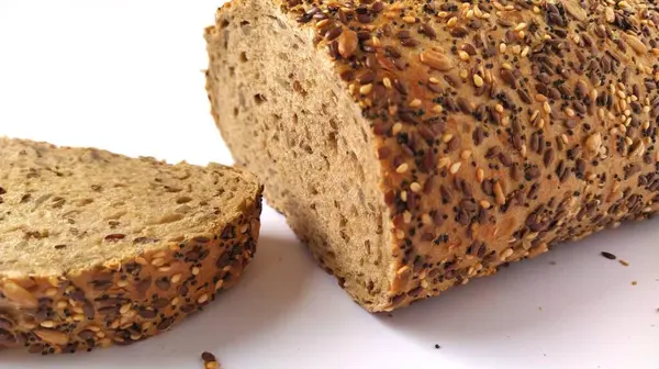 Świeży Chleb Żytni Pokrojony Kawałki Białe Tło Chleb Otrębami Nasionami — Zdjęcie stockowe