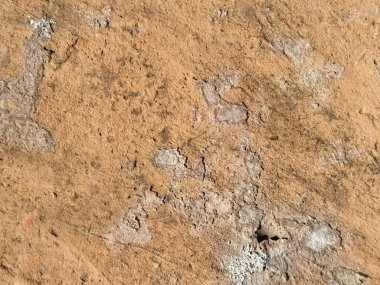 Tuğla ya da taş gibi yakın plan. Doku ya da arka plan. Parlak kırmızı, kahverengi, turuncu, bej renkler. Toz, küçük çakıl taşları, kum, toprak ve yosun. Düz olmayan yüzeylerde. Çevresel etki. Doğal gün ışığı ya da güneş ışığı.