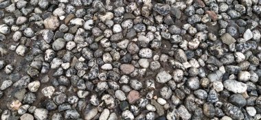Mermere benzer yuvarlak ışık taşlarından yapılmış Paving taşları. Eski Saraybosna, Bosna-Hersek 'teki Paved Meydanı' nda. Yağmurdan sonra güzel, ıslak, parlak taşlar. Doğal gün ışığında yakın çekim..