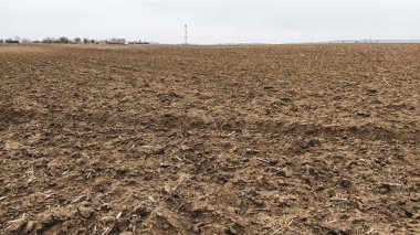 Taze sürülmüş tarla. Buğday ekmek için verimli topraklara sahip ekilebilir arazi. Sırbistan, Balkanlar 'daki kırsal alan, yani Sremska Mitrovica' dan Fruska Gora. İzler ve çukurlar. Hazırlayıcı tarım işi.