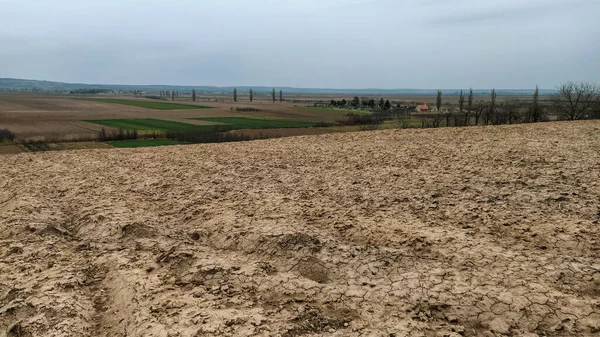 Свежевспаханное Поле Пахотные Земли Плодородной Почвой Посадки Пшеницы Сельский Пейзаж — стоковое фото