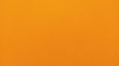 Güzel sarı bir arka plan. Yakın plan bir kağıt parçası. Saf neşeli bir renk. Sarının canlı tonu, turuncuya yakın..