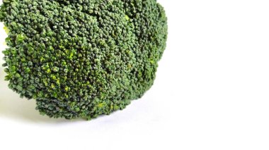 Beyaz arka planda taze yeşil brokoli. Vejetaryen diyeti. Vitamin ve mineral içeren olgun, sağlıklı sebzeler. Brassica oleracea. Onkoloji Uyarı Brokoli.
