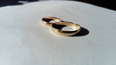 Altın alyanslar, büyük ve küçük, erkek ve kadın. Beyaz arka plan