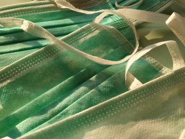 Virüslere karşı koruyucu cerrahi maske. Yeşil ve beyaz, ince ya da küçük bir madde. İnce kravatlı yeni bir enfeksiyon önleyici maske. Ana hastalık kontrol önlemi olarak tıbbi önlem