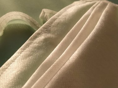 Virüslere karşı koruyucu cerrahi maske. Membrane ya da ince beyaz malzeme. İnce kravatlı yeni bir enfeksiyon önleyici maske. Hastalık kontrolünün birincil ölçütü olarak tıbbi önleme. Viral salgın.