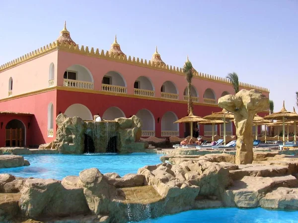 이집트 르하다 수영장 선잠자에 호텔의 아름다운 일반적 휴양지 콘크리트와 구조물이다 — 스톡 사진