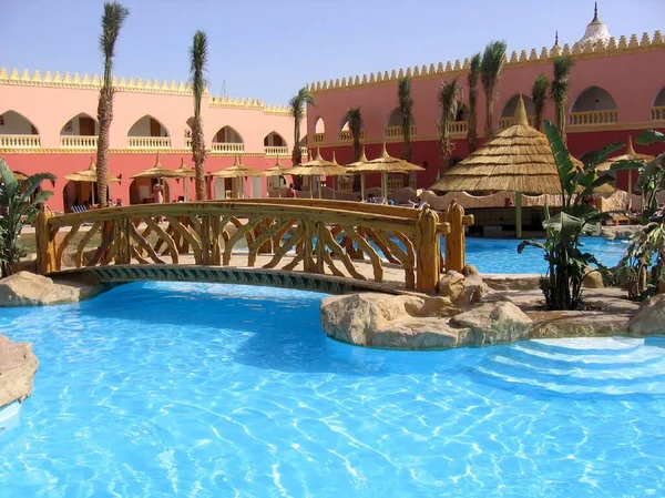 르가다 이집트 르하다 수영장 선잠자에 호텔들의 아름다운 일반적 아프리카의 휴양지이다 — 스톡 사진