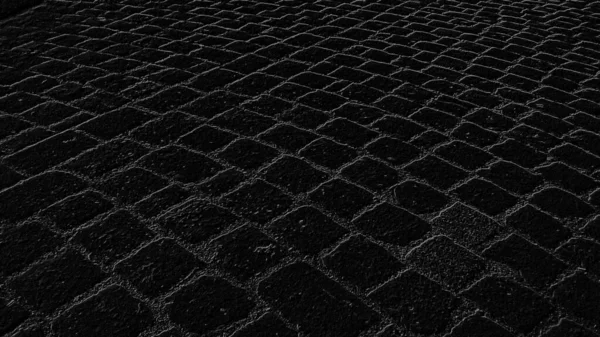 旧市街の古代の広場にある舗装のモノクロームのグラフィック図面 グレーの装飾が施された黒の背景 市内の古い地区の道路 灰色の部分 — ストック写真