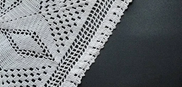 黒い背景に白いニットのテーブルクロスやナプキン 美しい手作りレース 伝統的なかぎ針編みや編み物 白い糸と糸で織る 黒の背景とテキストのためのフリースペース — ストック写真