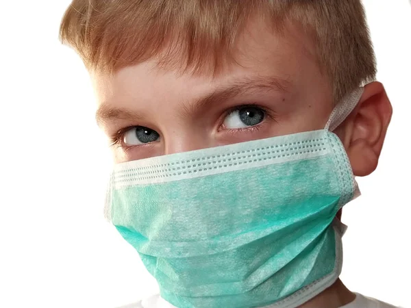 Лицо Красивого Белого Семилетнего Мальчика Зеленой Защитной Хирургической Маске Глаза — стоковое фото