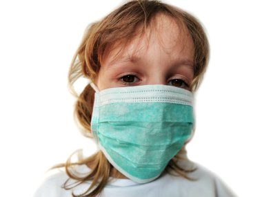 Yeşil renkli bir cerrahi maske takmış güzel kahverengi gözlü küçük İtalyan kız. Beyaz arka planda izole edin. 6 yaşındaki bir çocuğun üzgün bir bakışı vardır. Açık kahverengi saçlı ve siyah kirpikli.