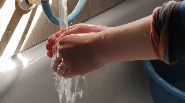 Kézmosás Meleg Vízzel Otthon Fürdőkád Medence Felett Gyerekkezek Víz Csapból — Stock Fotó