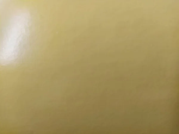 Красивый Бледно Желтый Фон Близкий Бежевому Лист Блестящей Бумаги Отражающей — стоковое фото