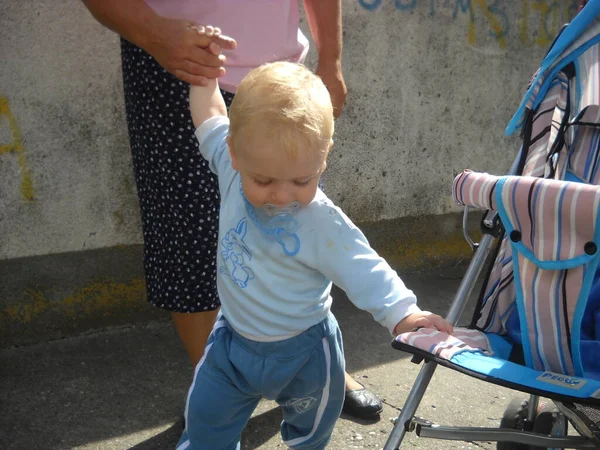Sremska Mitrovica Serbia Julio 2019 Caminata Infantil Acompañada Adultos Chico —  Fotos de Stock