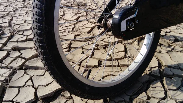 Rueda Delantera Una Bicicleta Escolar Sobre Fondo Tierra Arcillosa Seca —  Fotos de Stock