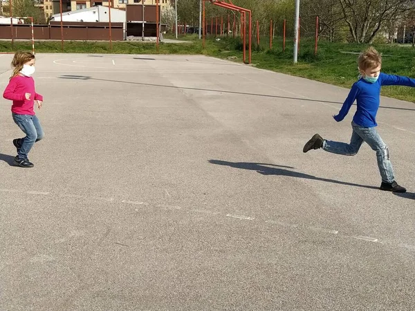 Menina Menino Jogar Futebol Campo Esportes Asfalto Crianças Usam Máscaras — Fotografia de Stock