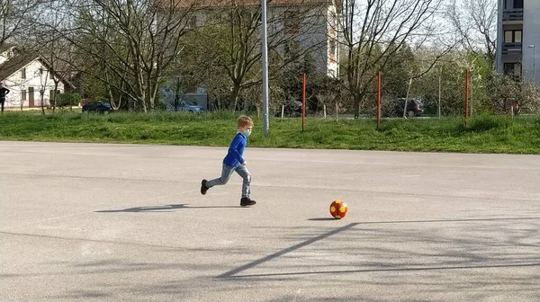 Mädchen Und Jungen Spielen Fußball Auf Dem Asphaltierten Sportplatz Kinder — Stockfoto