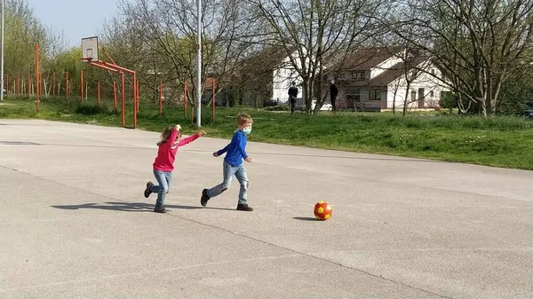 Mädchen Und Jungen Spielen Fußball Auf Dem Asphaltierten Sportplatz Kinder — Stockfoto