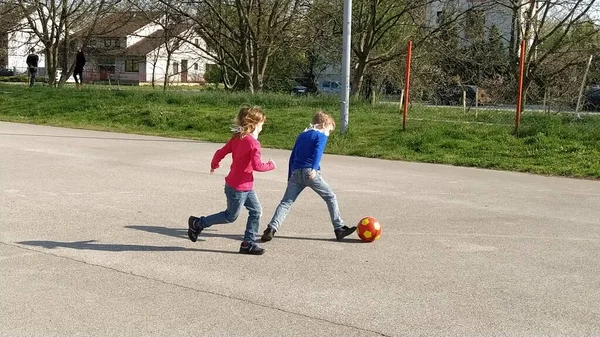 Menina Menino Jogar Futebol Campo Esportes Asfalto Crianças Usam Máscaras — Fotografia de Stock