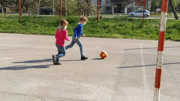 Дівчинка Хлопчик Грають Футбол Асфальтовому Спортивному Полі Діти Носять Захисні — стокове фото