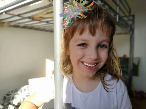 Menina Branca Bonito Anos Com Uma Decoração Brilhante Cabelo Castanho — Fotografia de Stock