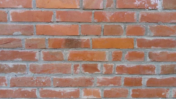 红橙砖和砖块的砖墙 表面磨损较轻 整整齐齐的砖墙 两排之间的水泥 Grunge的背景 外屋或室内 广角复古红砖墙 — 图库照片