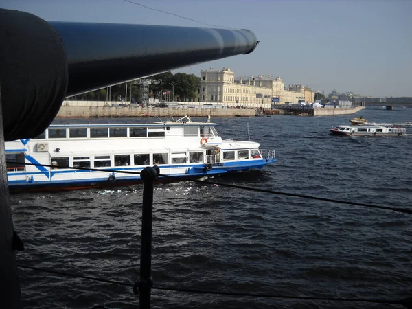 ロシアのサンクトペテルブルク 2020年4月18日 巡洋艦オーロラと砲砲身 喜びの観光船やボートとネヴァ川の一般的なビュー 銃は市に向けられている 船からの眺め — ストック写真