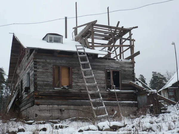 Unfinished House Cottage Littered Snow Scaffolding Incomplete Construction Build Rural — Stock Photo, Image