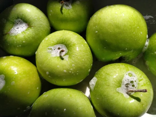 Wet Soapy Green Apples Thoroughly Wash Vegetables Fruits Water Soap — Stock Photo, Image