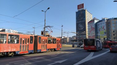 Belgrad / Sırbistan - 24 Ocak 2020: Slavia Meydanı Belgrad 'ın merkezinde. Döner kavşak. Aktif trafik, arabalar, toplu taşıma, ışıklar, yol işaretleri. Slavia Oteli ve modern binalar. Otobüs ve tramvay