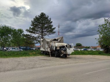 Kırık kamyonet. Yoldaki bir kazanın sonuçları. Hasarlı taksi ve araba gövdesi. Araba çöplüğü. Sigorta davası. Kafa kafaya çarpışma. Araba kullanırken uyuyakalmanın sonucu.