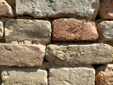 Eski tuğla işi. Eski bir apartmanın duvarı. Parlak kırmızı tuğlalardan yapılmış tuğla duvar. Hafif yıpranmış yüzey. Duvarcılık, sıraların arasında çimento. Grunge 'un geçmişi. Binanın dış tarafı..