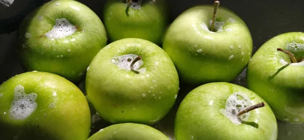 Мокрые Мыльные Зеленые Яблоки Тщательно Промыть Овощи Фрукты Водой Мылом — стоковое фото