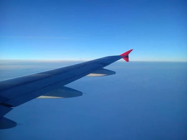 Vleugel Van Het Vliegtuig Tegen Horizon Lucht Hemel Aarde — Stockfoto