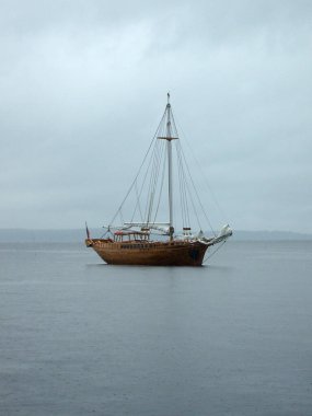 Yağmurda yelkenli yelkenli. Antika stilize ahşap gemi.