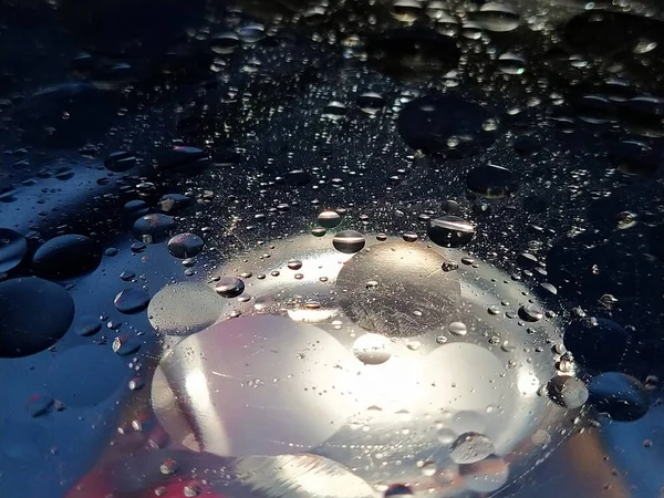 Gotas Redondas Diferentes Tamaños Gotas Aceite Agua Con Reflejo Color —  Fotos de Stock