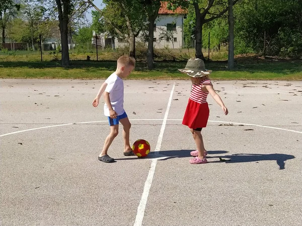 Děti Hrajou Venku Fotbal Chlapec Bílém Tričku Dívka Červených Šatech — Stock fotografie