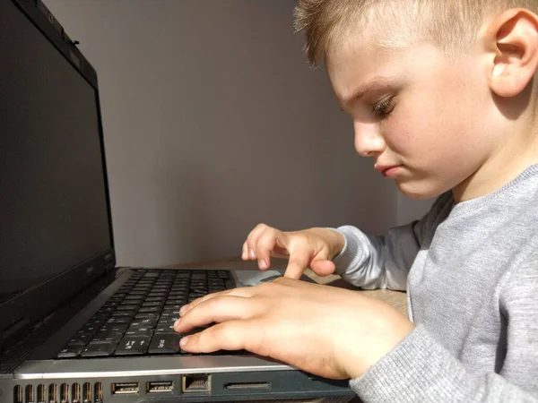 Маленький Мальчик Компьютером Мальчик Включает Ноутбук Черная Клавиатура Ребенок Светлыми — стоковое фото