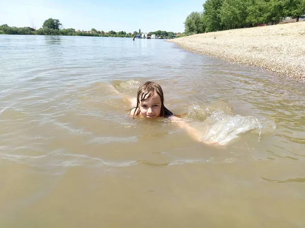 Sremska Mitrovica Serbia May 2020 소녀가 수영을 카메라를 있습니다 연못에 — 스톡 사진