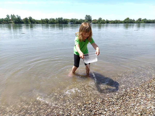 Mädchen Spielen Mit Plastikverpackungen Strand Baby Wasser Das Konzept Von — Stockfoto