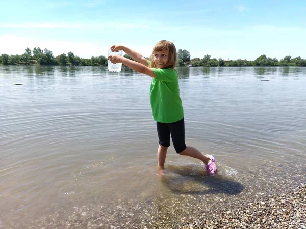 Ein Mädchen Steht Auf Einem Bein Wasser Und Hält Eine — Stockfoto