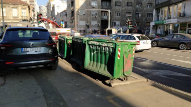 Belgrad, Sırbistan. 24 Ocak 2020. Şehir merkezinde çöp konteynırları. Arabalı yol. Yoldan geçenlerin olduğu asfalt yol. Balkansk Caddesi 'nin bir editör fotoğrafı.