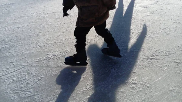 Kinder Reiten Stadtpark Auf Einer Eisbahn Füße Skater Beim Schlittschuhlaufen — Stockfoto